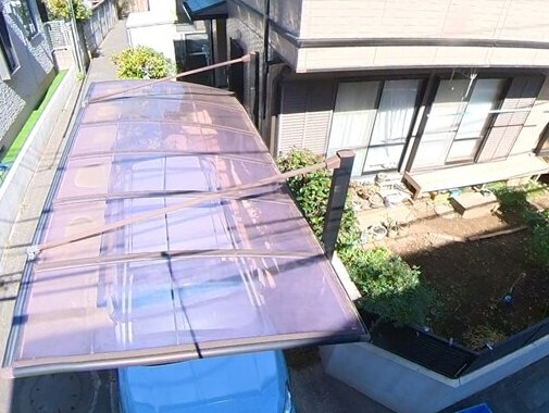 カーポートの屋根と建物が近いため、カーポートの屋根を取り外して足場を立てる必要があります。